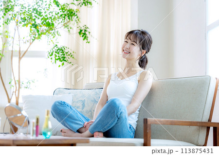 家でリラックスする女性 113875431