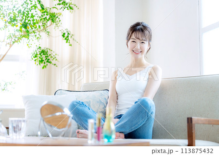 家でリラックスする女性 113875432