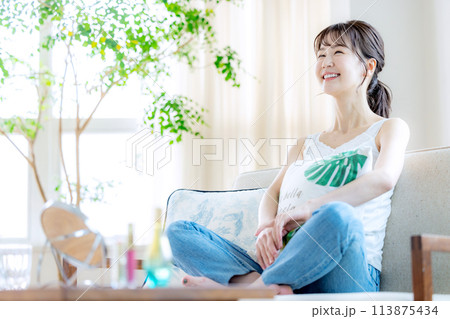 家でリラックスする女性 113875434