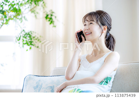 女性　一人暮らし　スマホ 113875439