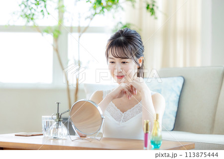 家でリラックスする女性 家でリラックスする女性 113875444