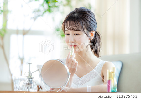 家でリラックスする女性 家でリラックスする女性 113875453