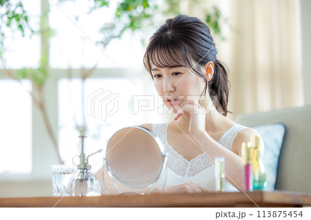 女性　ビューティー　悩む 113875454
