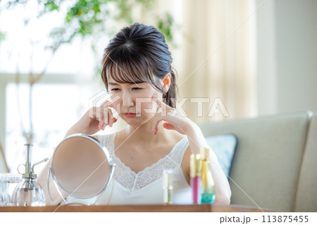 女性　ビューティー　悩む 113875455