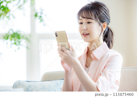 女性　スマホ　検索 113875460