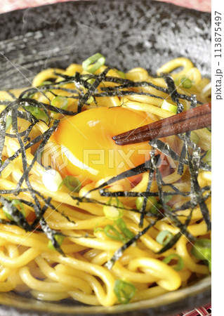 卵黄、刻み海苔、小ねぎが乗った熱々油そばの黄身を割って食べる 卵黄、刻み海苔、小ねぎが乗った熱々油そばの黄身を割って食べる 113875497