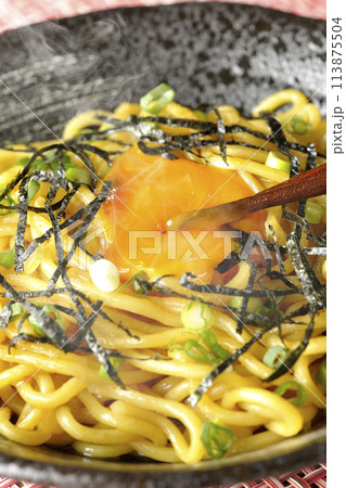 卵黄、刻み海苔、小ねぎが乗った熱々油そばの黄身を割って食べる 113875504