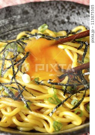 卵黄、刻み海苔、小ねぎが乗った熱々油そばの黄身を割って食べる 113875505
