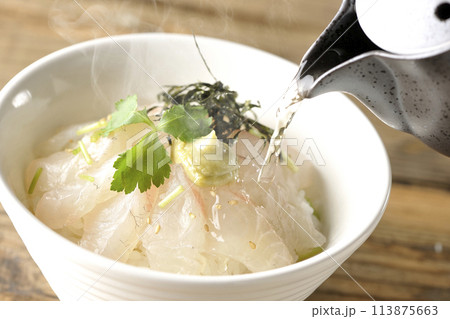 三つ葉、刻み海苔、わさびが乗った鯛茶漬けに熱々の出汁を注ぐ 三つ葉、刻み海苔、わさびが乗った鯛茶漬けに熱々の出汁を注ぐ 113875663