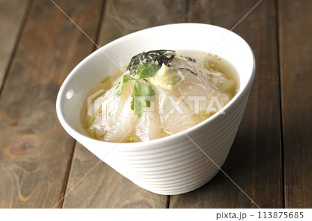 三つ葉、刻み海苔、わさびが乗った熱々出汁入り鯛茶漬け 三つ葉、刻み海苔、わさびが乗った熱々出汁入り鯛茶漬け 113875685