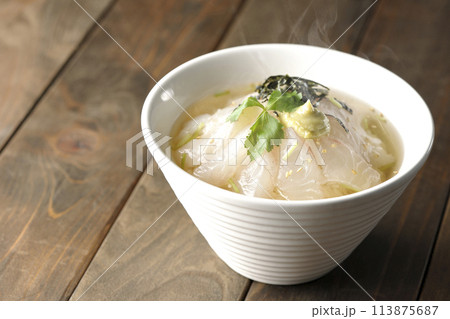 三つ葉、刻み海苔、わさびが乗った熱々出汁入り鯛茶漬け 三つ葉、刻み海苔、わさびが乗った熱々出汁入り鯛茶漬け 113875687