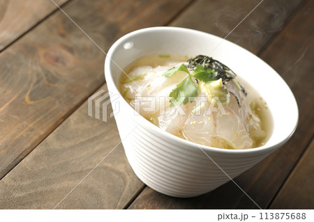 三つ葉、刻み海苔、わさびが乗った熱々出汁入り鯛茶漬け 113875688