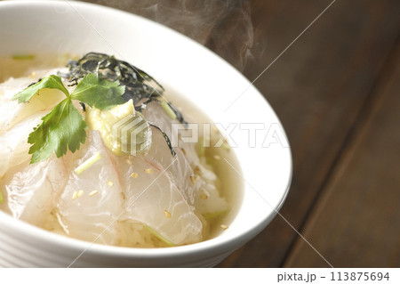 三つ葉、刻み海苔、わさびが乗った熱々出汁入り鯛茶漬け 113875694