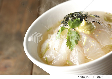 三つ葉、刻み海苔、わさびが乗った熱々出汁入り鯛茶漬け 113875695