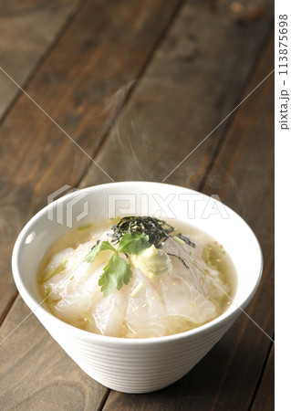 三つ葉、刻み海苔、わさびが乗った熱々出汁入り鯛茶漬け 113875698