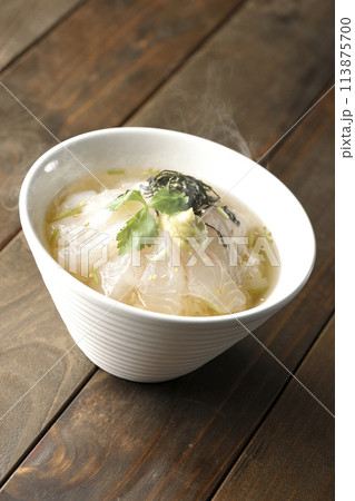 三つ葉、刻み海苔、わさびが乗った熱々出汁入り鯛茶漬け 三つ葉、刻み海苔、わさびが乗った熱々出汁入り鯛茶漬け 113875700