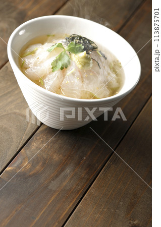 三つ葉、刻み海苔、わさびが乗った熱々出汁入り鯛茶漬け 三つ葉、刻み海苔、わさびが乗った熱々出汁入り鯛茶漬け 113875701