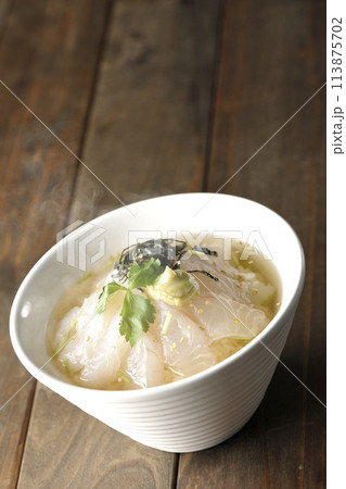 三つ葉、刻み海苔、わさびが乗った熱々出汁入り鯛茶漬け 三つ葉、刻み海苔、わさびが乗った熱々出汁入り鯛茶漬け 113875702