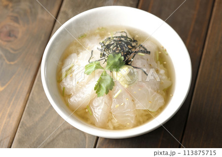 三つ葉、刻み海苔、わさびが乗った出汁入り熱々鯛茶漬けを俯瞰で撮影 113875715