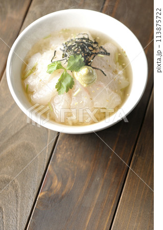 三つ葉、刻み海苔、わさびが乗った出汁入り熱々鯛茶漬けを俯瞰で撮影 113875722