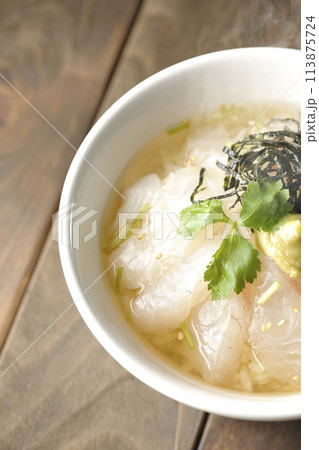 三つ葉、刻み海苔、わさびが乗った出汁入り熱々鯛茶漬けを俯瞰で撮影 113875724
