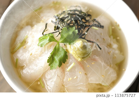 三つ葉、刻み海苔、わさびが乗った出汁入り熱々鯛茶漬けを俯瞰で撮影 三つ葉、刻み海苔、わさびが乗った出汁入り熱々鯛茶漬けを俯瞰で撮影 113875727