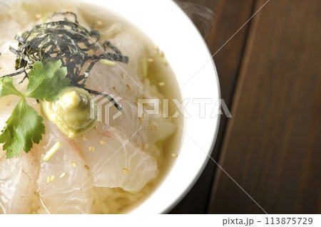 三つ葉、刻み海苔、わさびが乗った出汁入り熱々鯛茶漬けを俯瞰で撮影 113875729