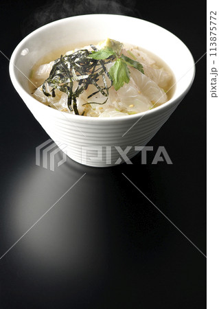 三つ葉、刻み海苔、わさびが乗った出汁入り熱々鯛茶漬けを黒背景で撮影 三つ葉、刻み海苔、わさびが乗った出汁入り熱々鯛茶漬けを黒背景で撮影 113875772