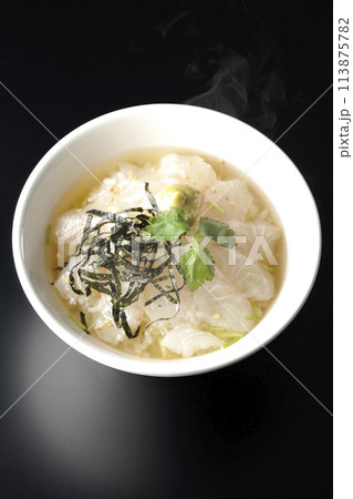 三つ葉、刻み海苔、わさびが乗った出汁入り熱々鯛茶漬けを黒背景で俯瞰撮影 三つ葉、刻み海苔、わさびが乗った出汁入り熱々鯛茶漬けを黒背景で俯瞰撮影 113875782