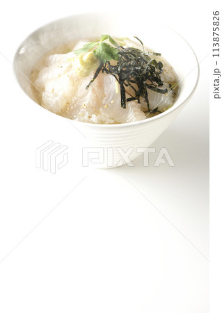 三つ葉、刻み海苔、わさびが乗った出汁入り熱々鯛茶漬けを白背景で撮影 113875826
