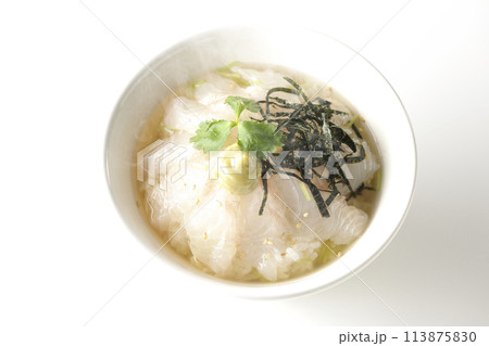 三つ葉、刻み海苔、わさびが乗った出汁入り熱々鯛茶漬けを白背景で撮影 三つ葉、刻み海苔、わさびが乗った出汁入り熱々鯛茶漬けを白背景で撮影 113875830
