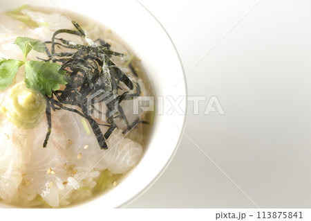 三つ葉、刻み海苔、わさびが乗った出汁入り熱々鯛茶漬けを白背景で撮影 113875841