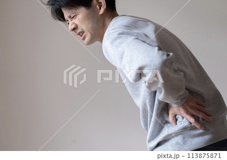 腰痛の男性 腰痛の男性 113875871