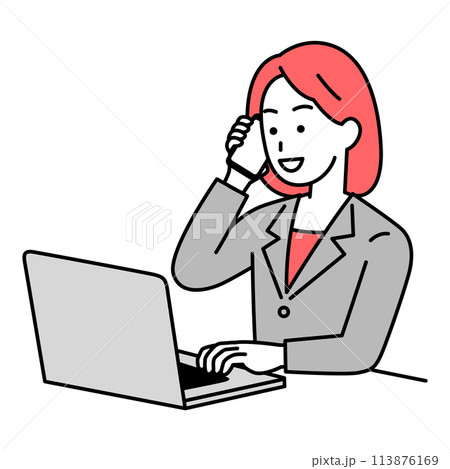 電話しながらノートパソコンで仕事をする女性 113876169