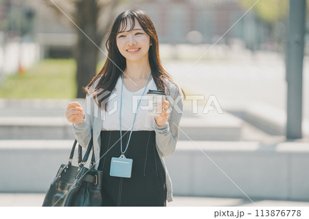 天気の良い日にオフィスの近くでコーヒーをのむ女性 113876778