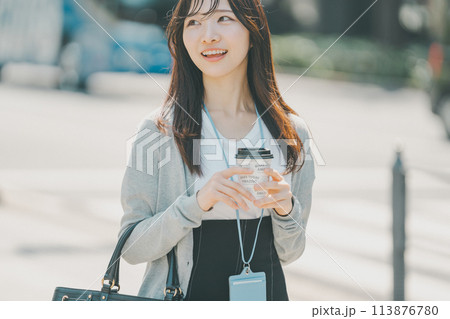 天気の良い日にオフィスの近くでコーヒーをのむ女性 天気の良い日にオフィスの近くでコーヒーをのむ女性 113876780