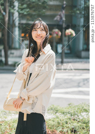 休日に都心でウィンドウショッピングを楽しむ女性 113876787