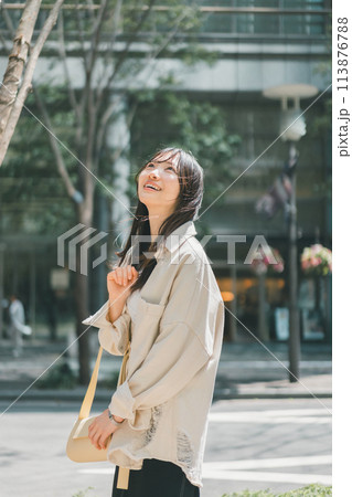 おしゃれな街を歩きながらリフレッシュする女性 113876788