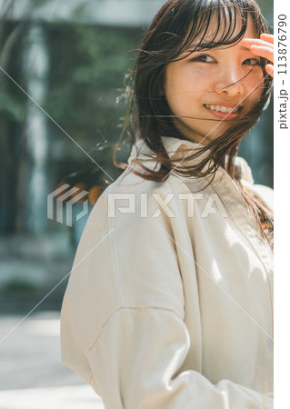 おしゃれな街を歩きながらリフレッシュする女性 おしゃれな街を歩きながらリフレッシュする女性 113876790