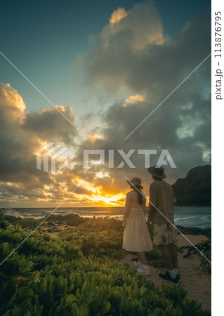 ハワイ、マカプウで朝日を眺める若い男女 ハワイ、マカプウで朝日を眺める若い男女 113876795
