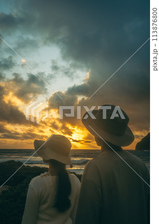 ハワイ、マカプウで朝日を眺める若い男女 113876800