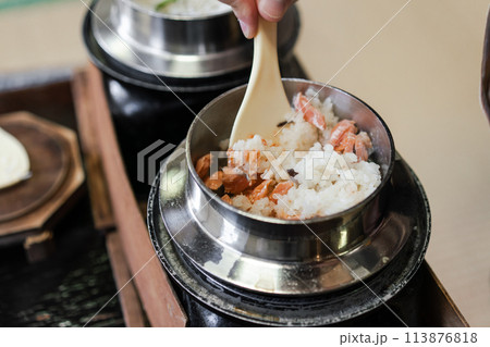 日本食　釜めし　炊き込みご飯 113876818