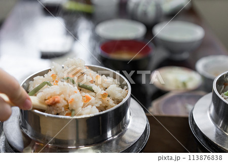 日本食　釜めし　炊き込みご飯 113876838