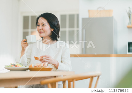 a forty-something woman 113876932