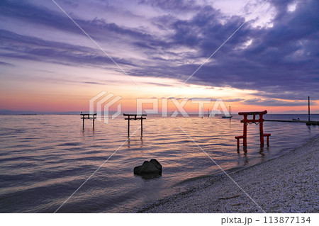 【大魚神社の海中鳥居と太良海中道路 (明け方)】 佐賀県藤津郡太良町多良 【大魚神社の海中鳥居と太良海中道路 (明け方)】 佐賀県藤津郡太良町多良 113877134