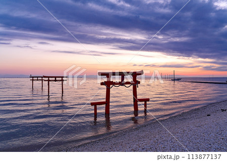 【大魚神社の海中鳥居と太良海中道路 (明け方)】 佐賀県藤津郡太良町多良 【大魚神社の海中鳥居と太良海中道路 (明け方)】 佐賀県藤津郡太良町多良 113877137