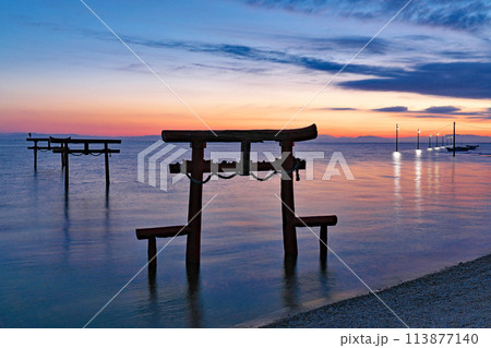 【大魚神社の海中鳥居と太良海中道路 (明け方)】 佐賀県藤津郡太良町多良 【大魚神社の海中鳥居と太良海中道路 (明け方)】 佐賀県藤津郡太良町多良 113877140