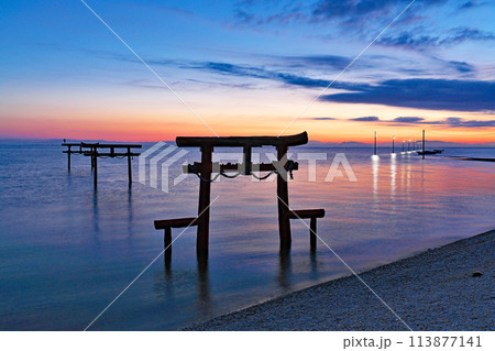 【大魚神社の海中鳥居と太良海中道路 (明け方)】 佐賀県藤津郡太良町多良 113877141