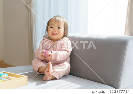 積み木で遊ぶ赤ちゃん 113877754