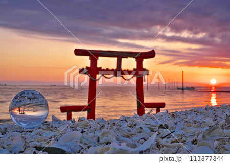 【大魚神社の海中鳥居 (水晶玉)(明け方)】 佐賀県藤津郡太良町多良 113877844